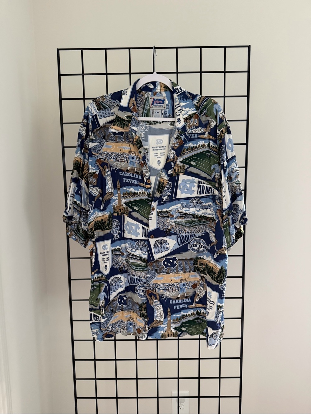 UNC Patterned Short-Sleeve Button-Down Shirt in Blue